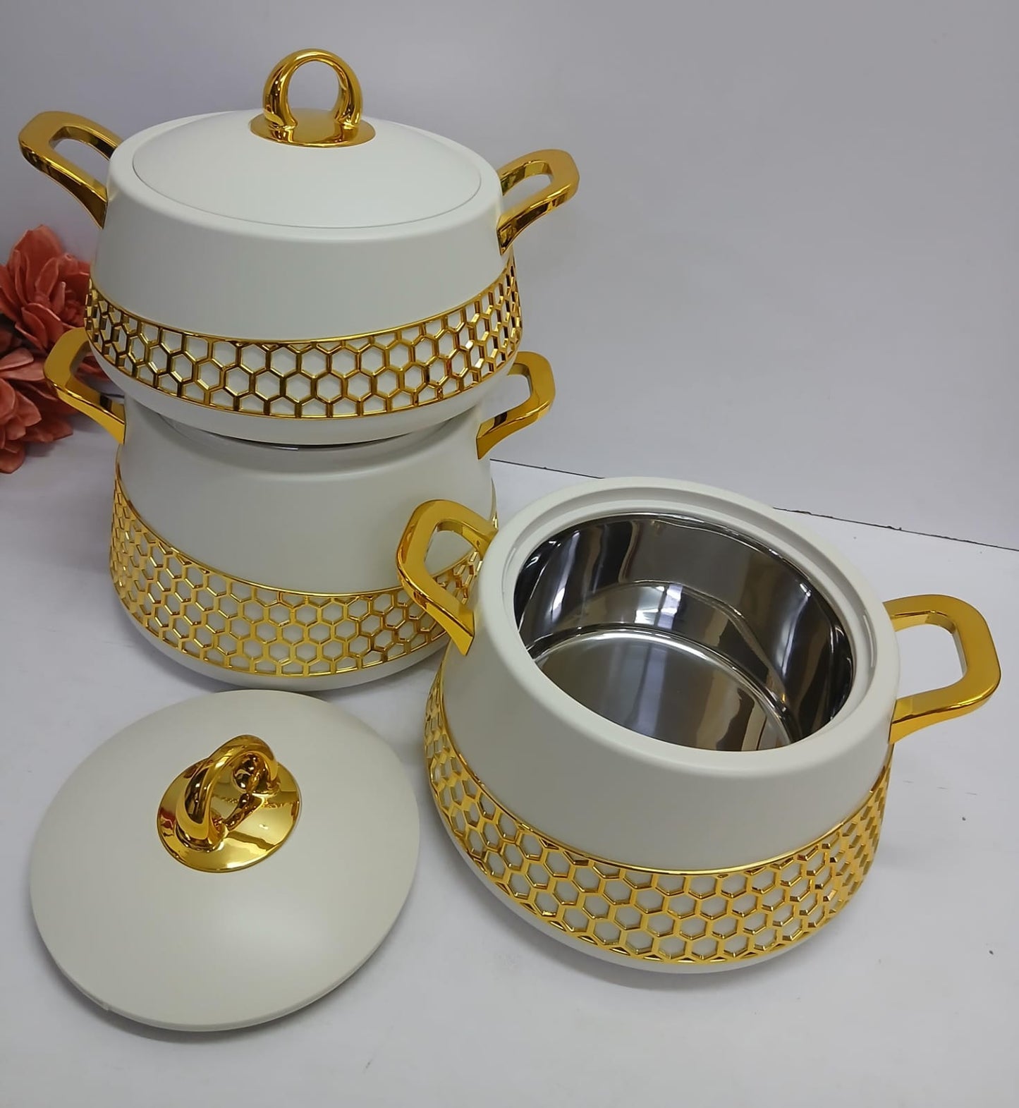 Luxurious insulated hotpots set round