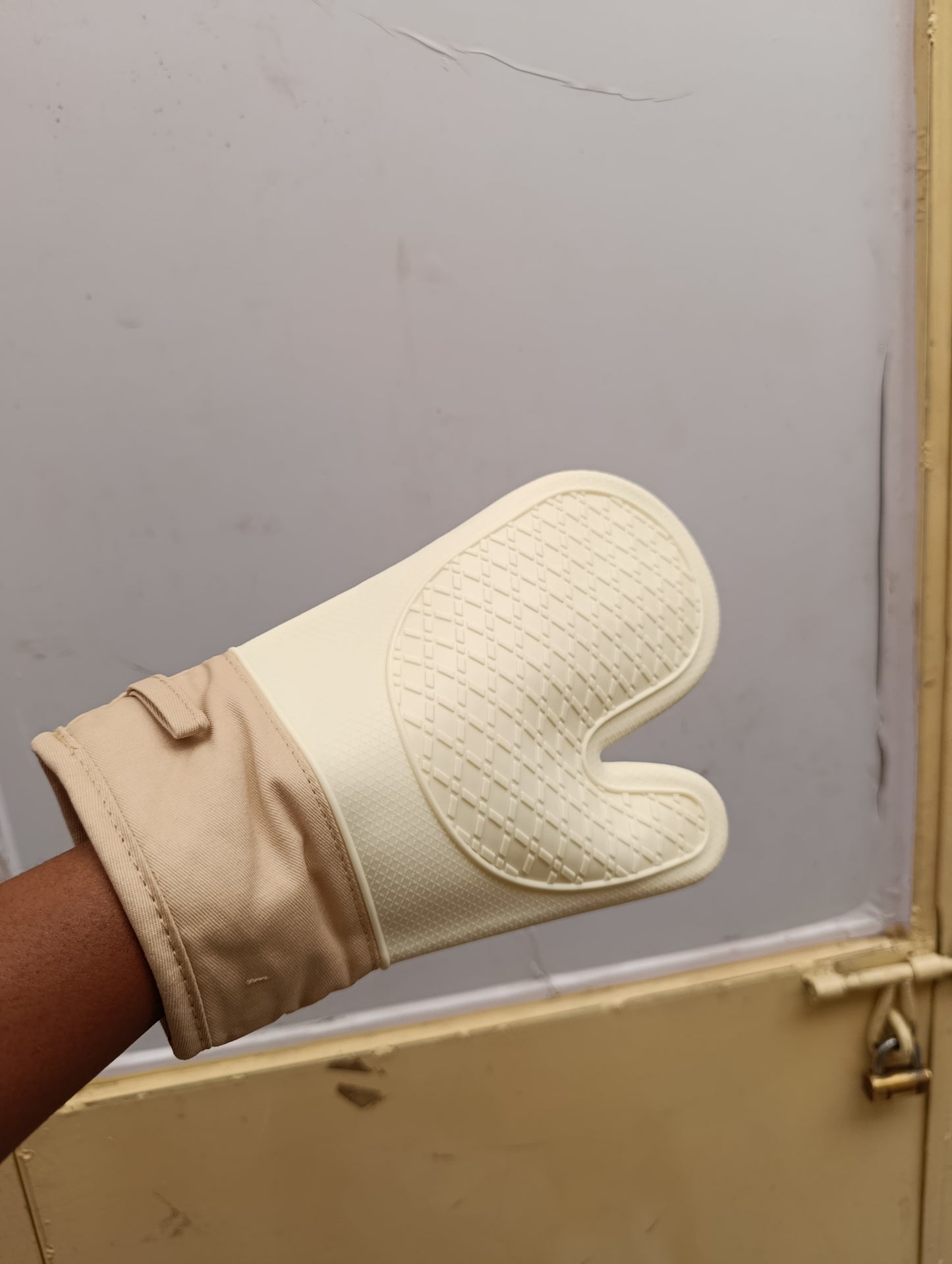 High quality silicone oven gloves.