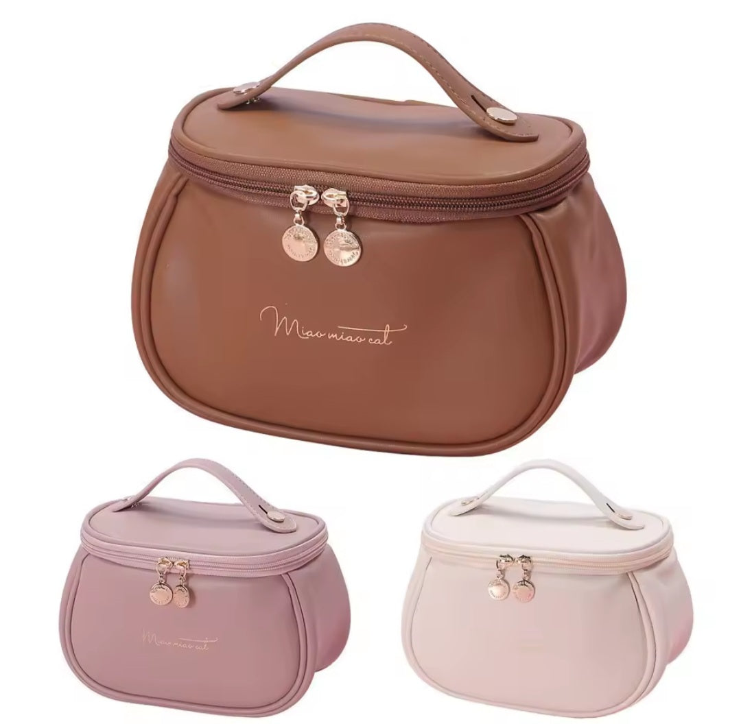 Portable cosmetic storage bag