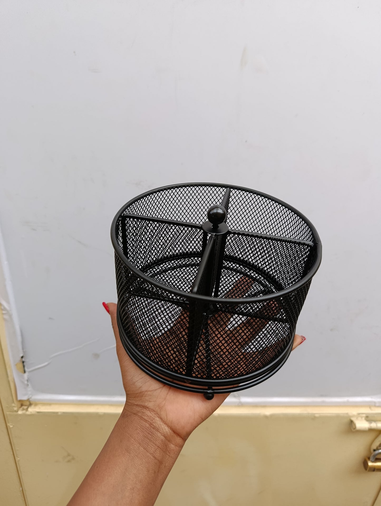 Mesh partitioned rotating cutlery holder.