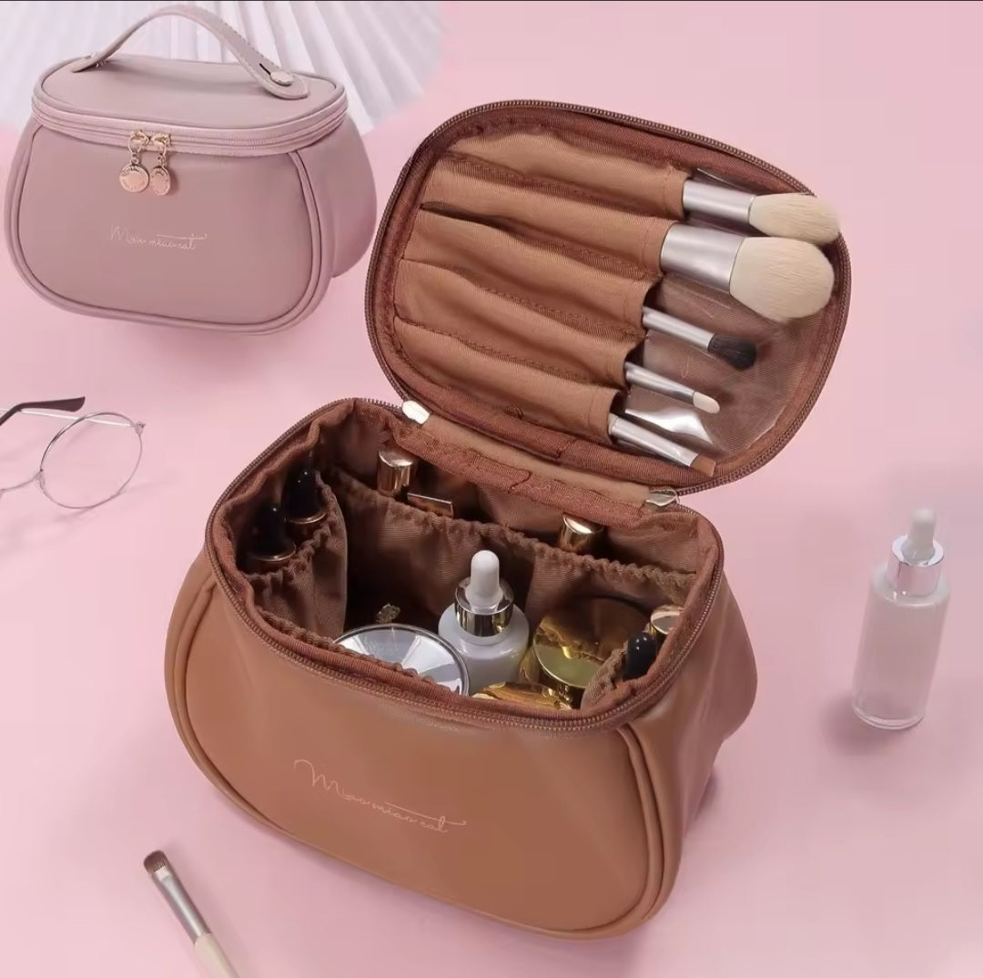 Portable cosmetic storage bag